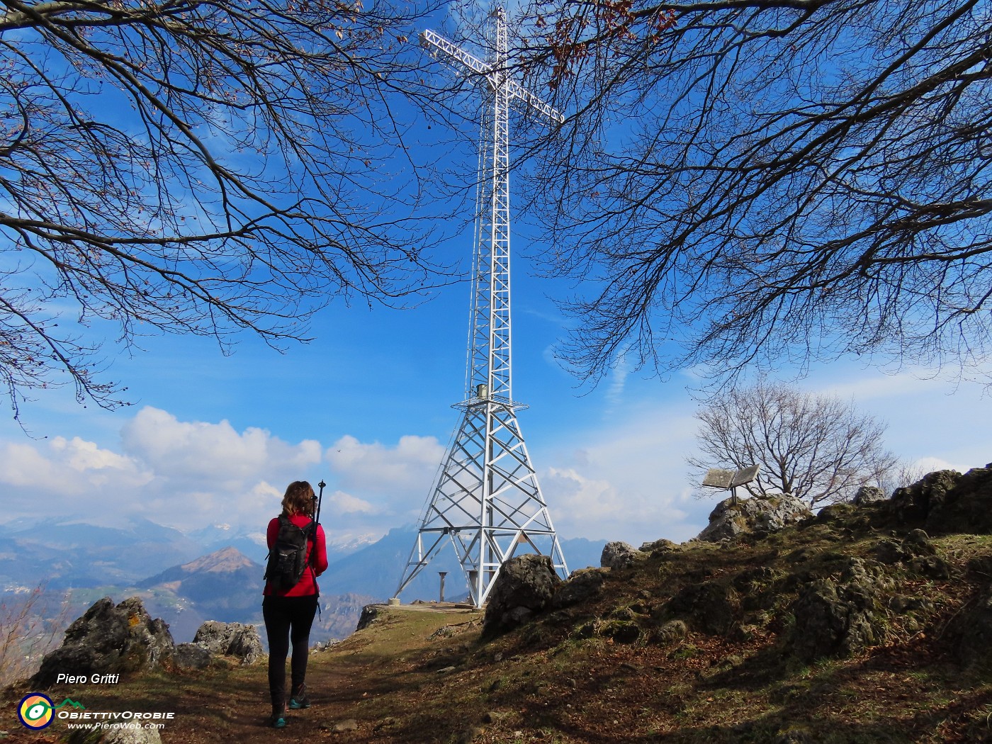 58 L'alta croce (20 m) del Monte Zucco .JPG